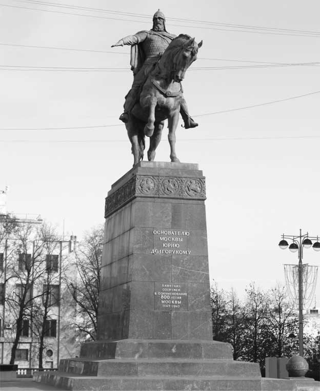 Памятник юрию. Памятник Юрию Долгорукому в Москве. Юрий Долгорукий памятники архитектуры. Орлов. Памятник основателю Москвы ю.Долгорукому. Юрий Долгорукий на красной площади.