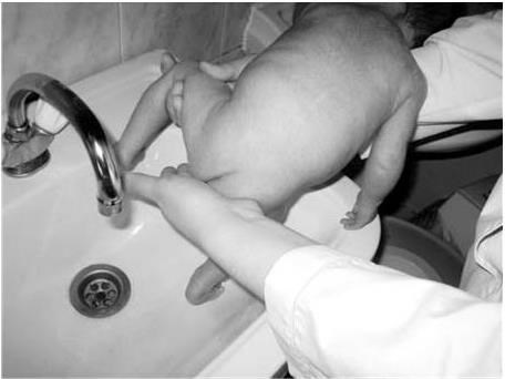 Подмывание новорожденного мальчика. Подмывание мальчиков новорожденных. Подмывание новорожденной девочки. Подмывание новорожденных детей. Подмывать новорожденную девочку.