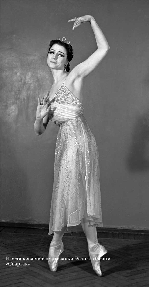 Фотографии Майи Плисецкой в молодости отражают ее сконцентрированность и женственность, а также величественность и исключительность в искусстве танца.