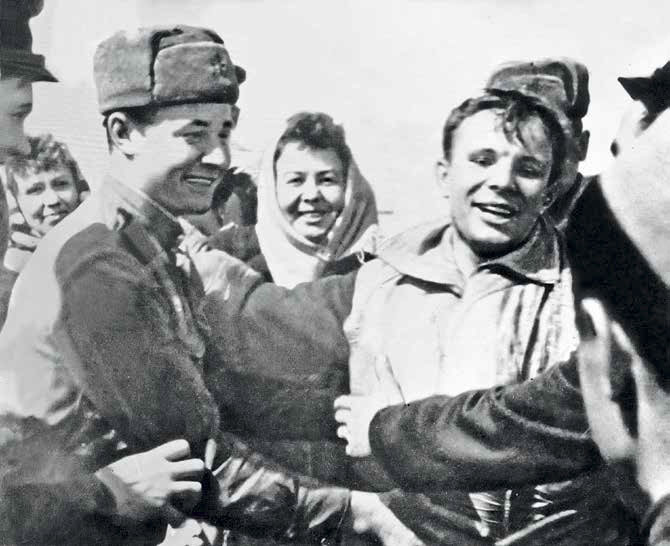 Первая награда гагарина после приземления. Гагарин кадры после приземления. Первые снимки Гагарина после приземления. Гагарин первые минуты после приземления.