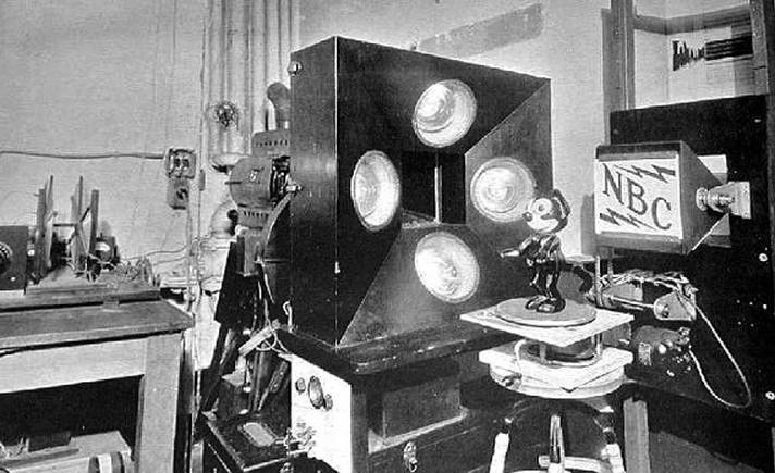 Канал 20 век. Изобретение телевидения 1925. Первый телевизор 1925. Механический телевизор 1926 года. Первая публичная демонстрация телевидения.