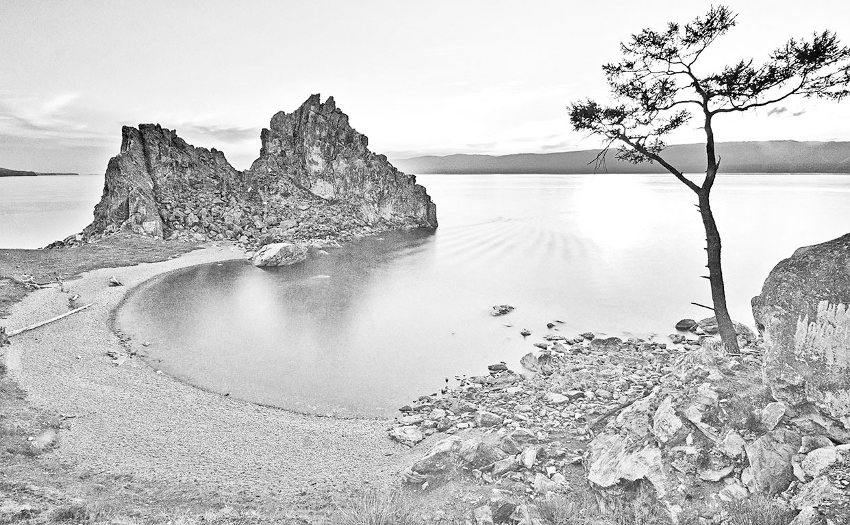 Черном и белом озерах. Скала Шаманка на Байкале. Белый мыс Ольхон. Остров Ольхон Шаманка. Озеро Ольхон.