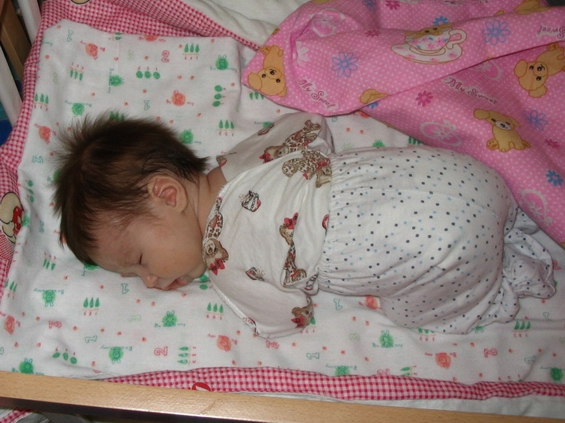 Новорожденному спать на боку или спине. Позы сна ребенка в 6 месяцев. Позы для сна новорожденного. Животик у месячного ребенка.