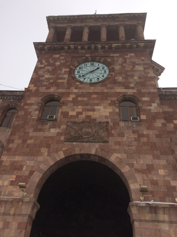 Ереван часовой. Гюмри башня с часами. Ереван часы на башне. Гюмри достопримечательности. Часы башня в Гюмри.