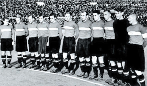 архивное черно-белое фото футбольной команды