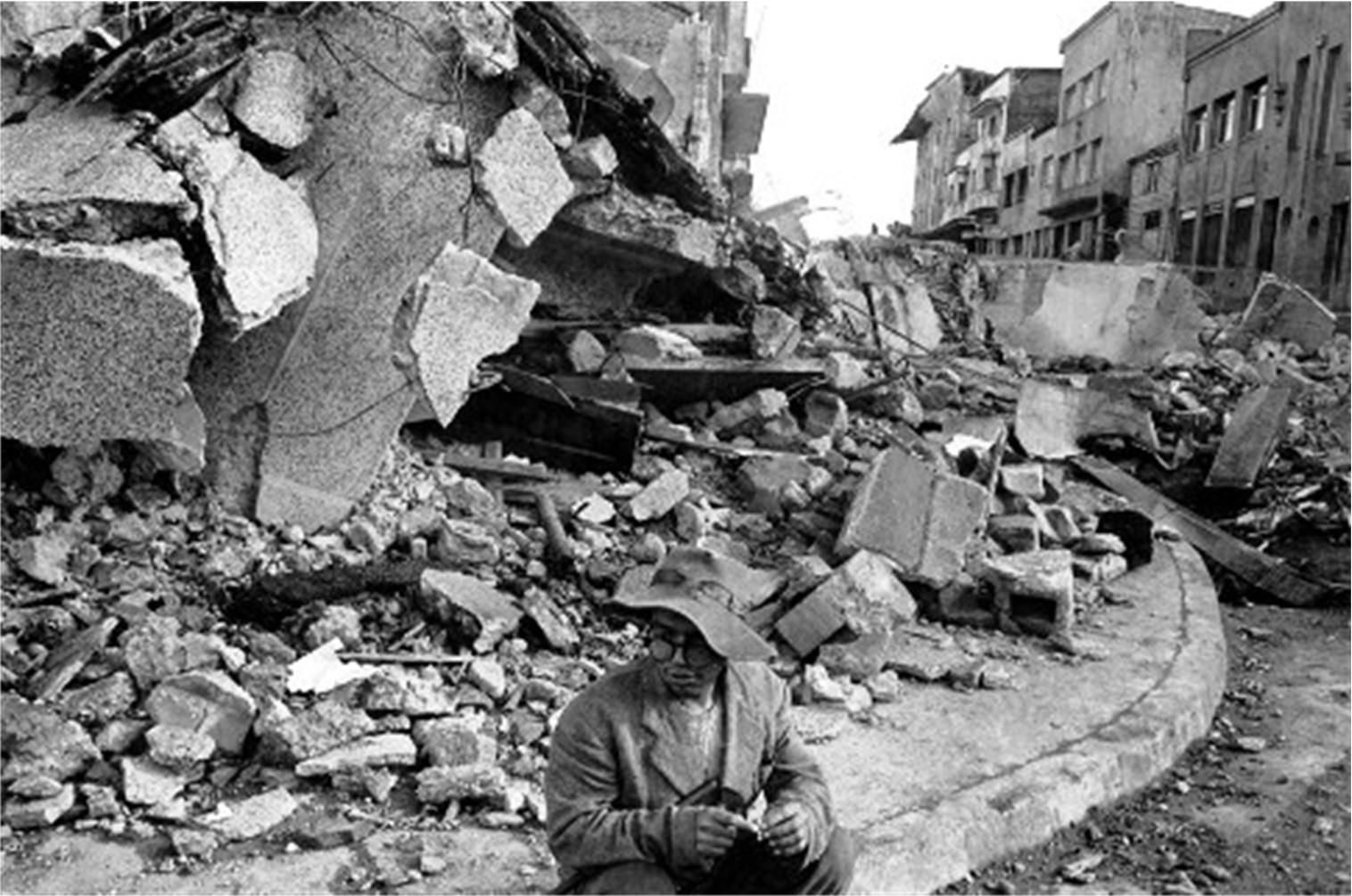 Землетрясение в 50 годах. Тянь-Шань землетрясение 1976. Таншаньское землетрясение 1976. Землетрясение в Ганьсу и Шэньси 1920. Оползень в 1920 году в Ганьсу.