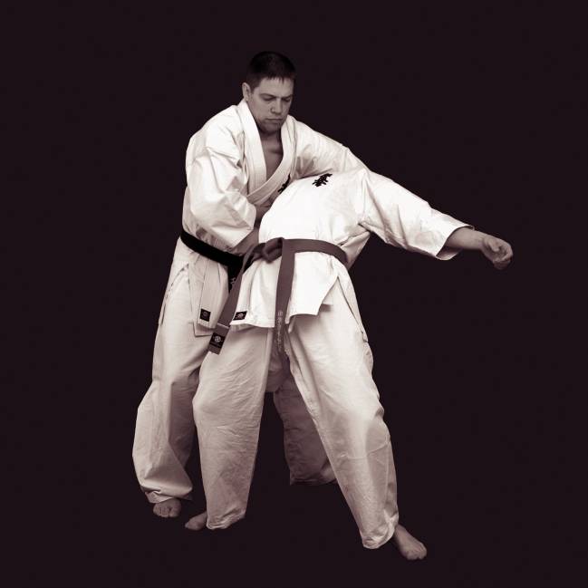 Отворот кимоно. Захват в дзюдо руками за кимоно фото. Фото захвата дзюдо чёрно-белые. Захватов лева