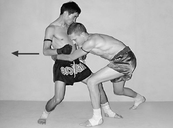 Захват в боксе. Борьба в клинче тайский бокс. Муай Тай захват. Захват в тайском боксе. Клинч в тайском боксе.