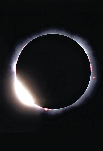 Бриллиантовое кольцо солнечное затмение. Кольцевое солнечное затмение. Четки Бейли солнечное затмение. Как на телефон сфотографировать затмение. Видимые края луны 4