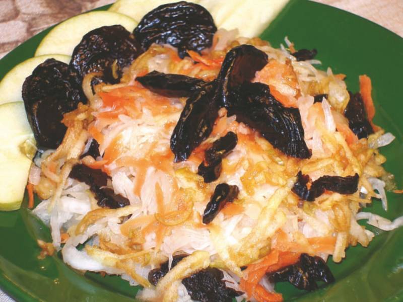 Салат с курагой черносливом морковью и сыром